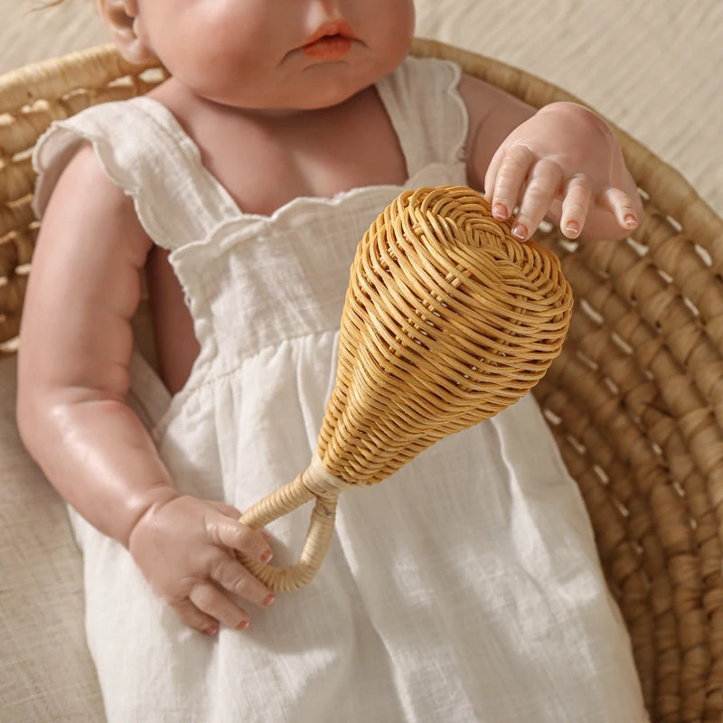 Chocalho Sensorial de Rattan para Bebês - Feito à Mão