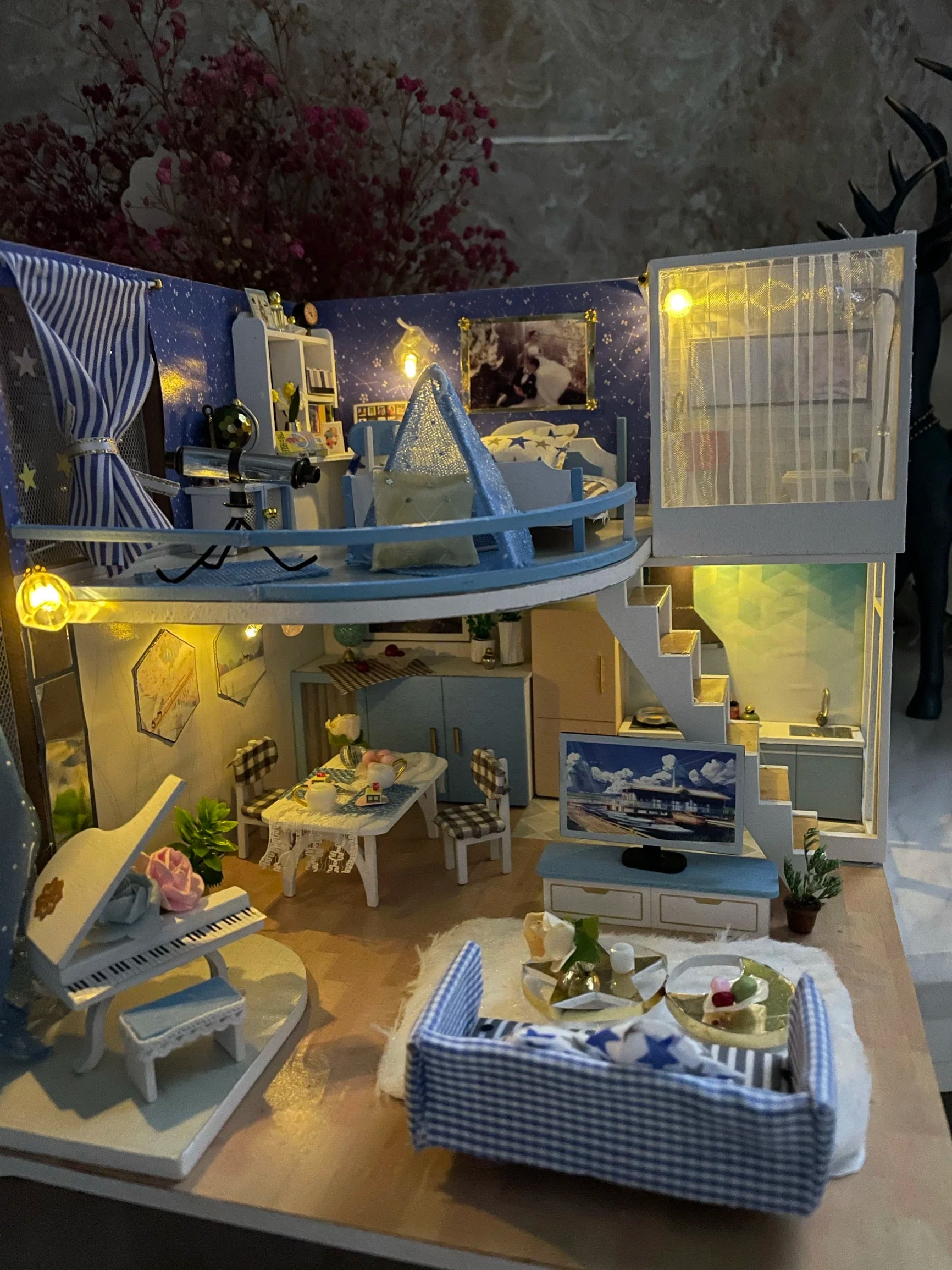 Casa de Boneca Musical com Luzes LED Móveis em Miniatura