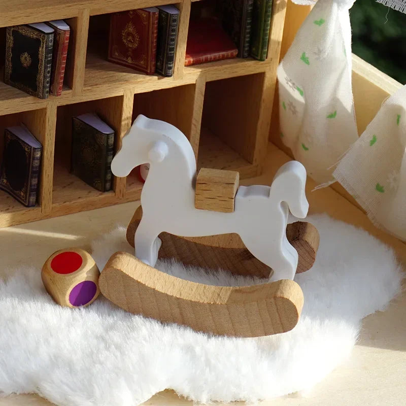 Mini cavalo de madeira brinquedo modelo boneca acessórios decorativos simples pequeno cavalo de madeira balanço casa de bonecas ornamentos decoração para casa