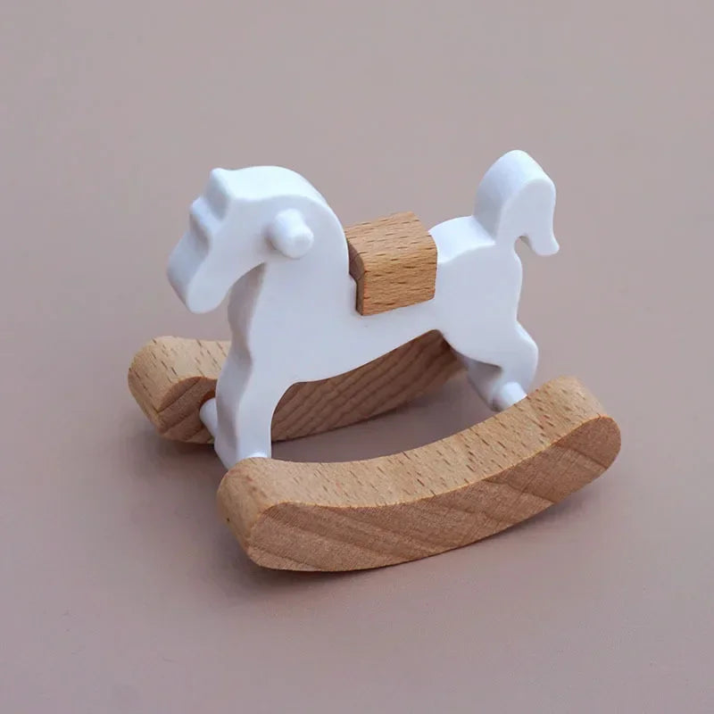 Mini cavalo de madeira brinquedo modelo boneca acessórios decorativos simples pequeno cavalo de madeira balanço casa de bonecas ornamentos decoração para casa