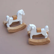 Mini cavalo de madeira brinquedo modelo boneca acessórios decorativos simples pequeno cavalo de madeira balanço casa de bonecas ornamentos decoração para casa