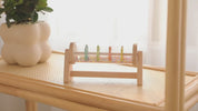 Chocalho Sensorial de Madeira Montessori com Bolinhas Coloridas - Estímulo e Calma